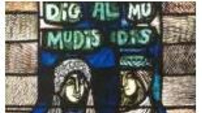 Bemalte Glasfenster mit biblischen Frauen, beschriftet mit „Big Almu“ und „Mudis“, die Gegenstände halten, vor einem mittelalterlichen Hintergrund.