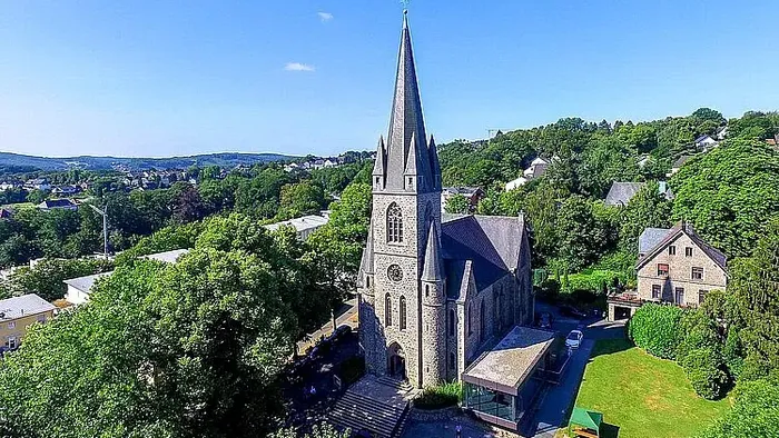 Luftaufnahme der Evangelischen Kirche in Bommern