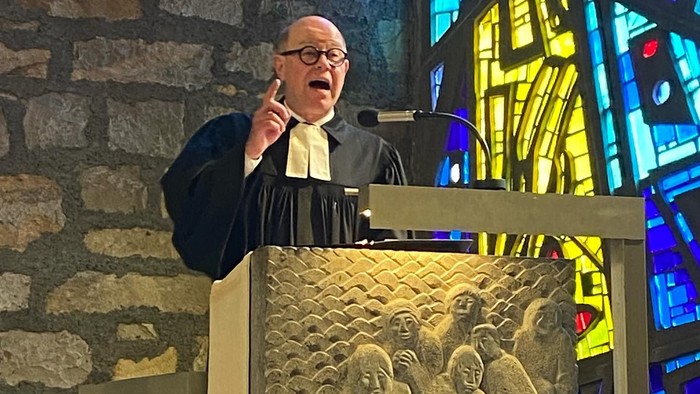 Pfarrer Diemer predigt in der Kanzel der Wartburgkirche