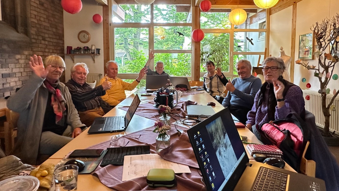 Senioren mit Laptops und Handys