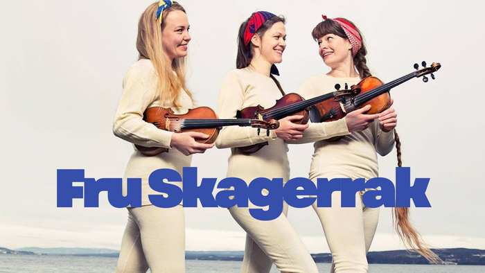 Tre muntre kvinder i matchende påklædning spiller violin, mærket **