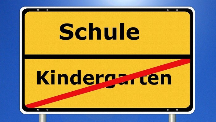 Ortsschild Schule Kindergarten