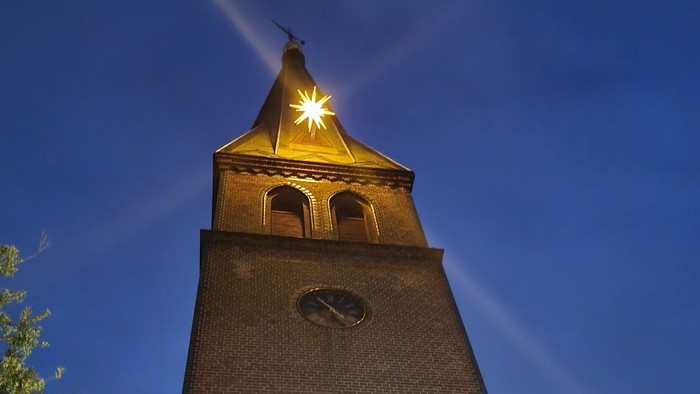 Kirche Geltow mit Adventsstern