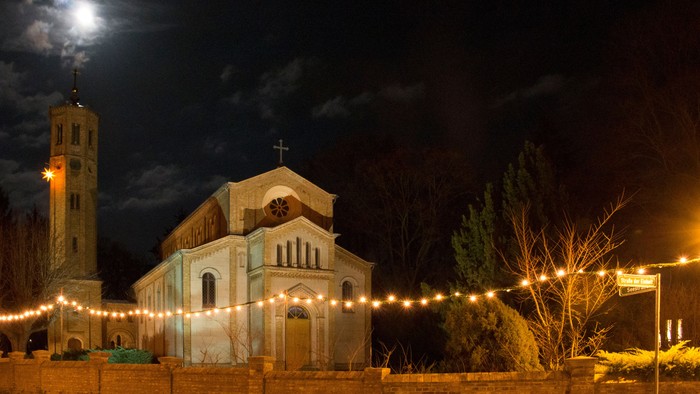 Kirche in Caputh in adventlicher Beleuchtung