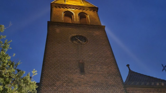 Kirche Geltow mit Adventsstern