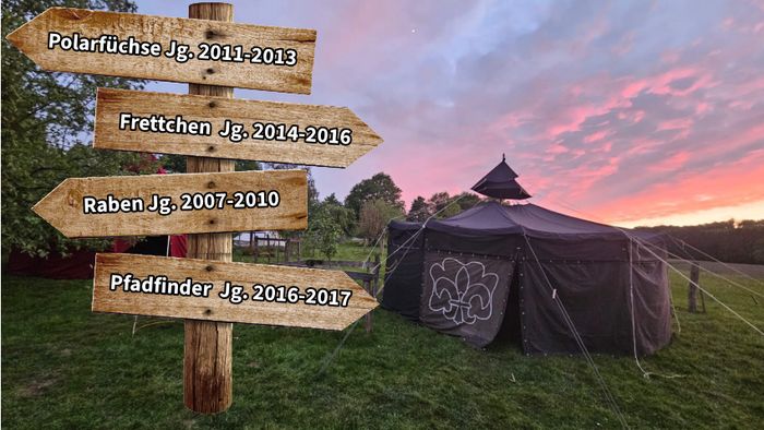 Holzwegweiser mit Pfadfindergruppenjahren, vor einem Zelt und Sonnenuntergangshintergrund.