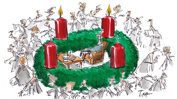 Ein Adventskranz mit vier Kerzen wird von Engeln umgeben.