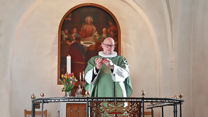 Sognepræst Troels Toft ved alteret
