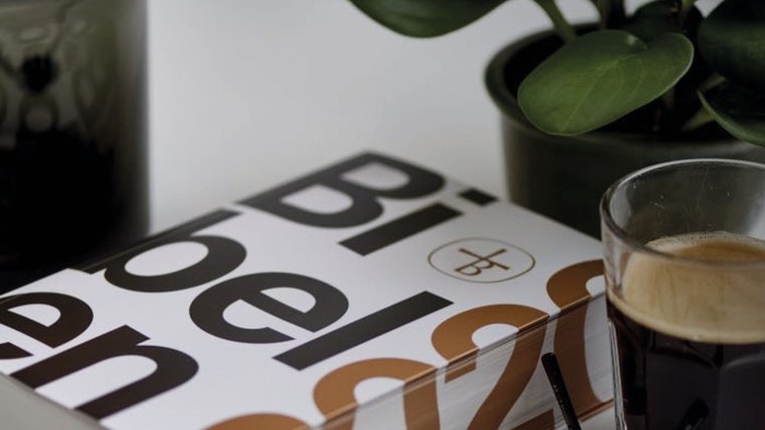 Forsiden af Bibelen 2020 og et kaffeglas