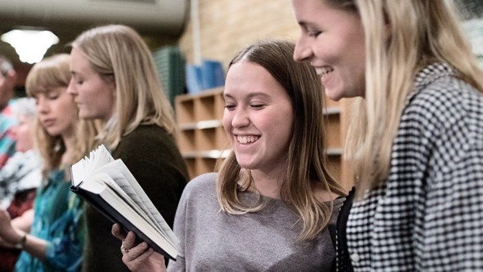 Unge mennesker som synger