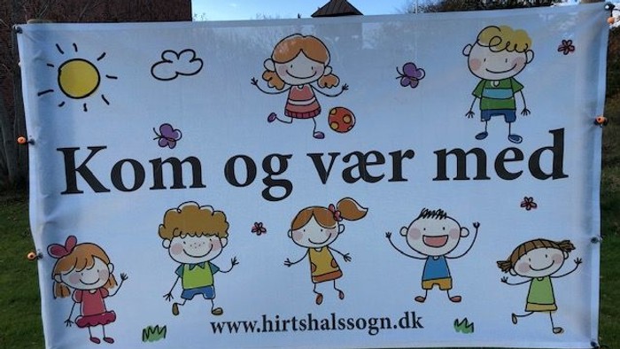 Bannerten viser glade børn og teksten