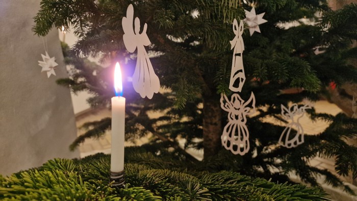 Julelys på juletræ, med udskårne papirsengle