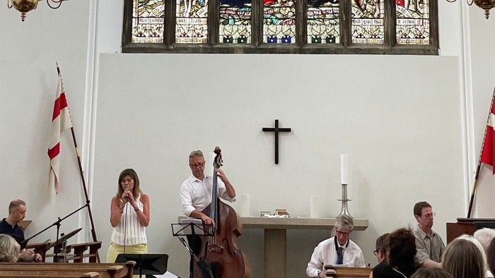 En koncert i kirke med to musikere og et publikum.