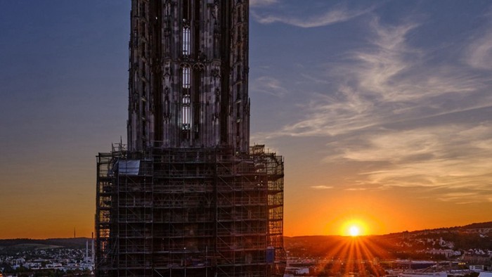 Sonnenuntergang mit dem Hauptturm des Ulmer Münsters und Blick auf Ulm