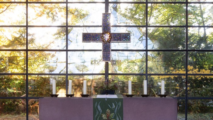 Altar der Kirche Schönow-Buschgraben mit großem Kreuz