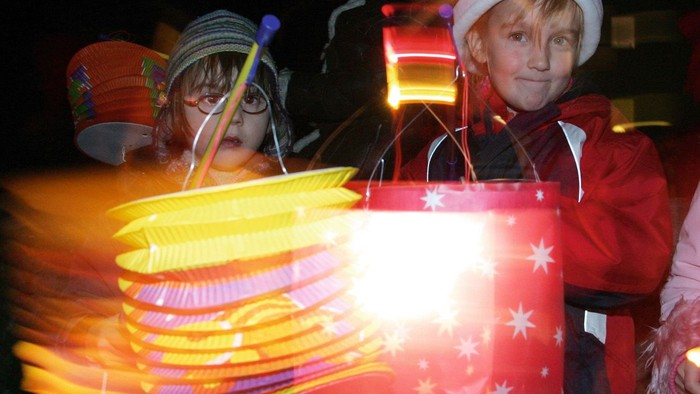 Kinder mit Laternen bei Nachtumzug