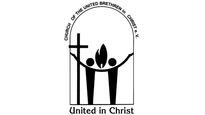 Church of the United Bretheren in Christ e.V. steht über einem Rundbogen. Im Rundbogen stehen zwei stilisierte Personen, die mit den Armen miteinander verbunden sind. Links ein Kreuz. In der Mitte eine schwebende Flamme. Logo der UBC.