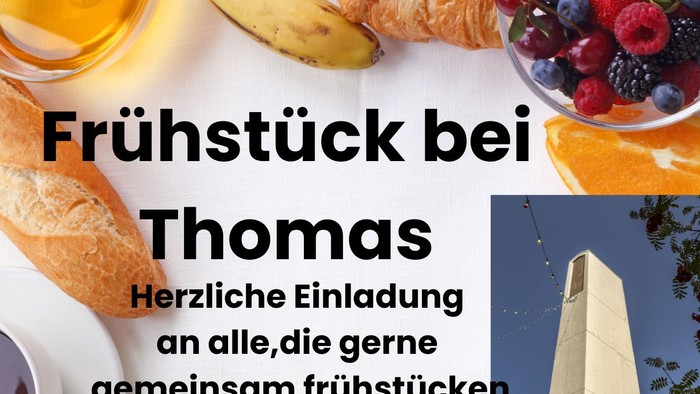 Einladungsplakat für kostenlose Frühstückstreffen in der Thomaskirche am dritten Mittwoch jedes Monats.
