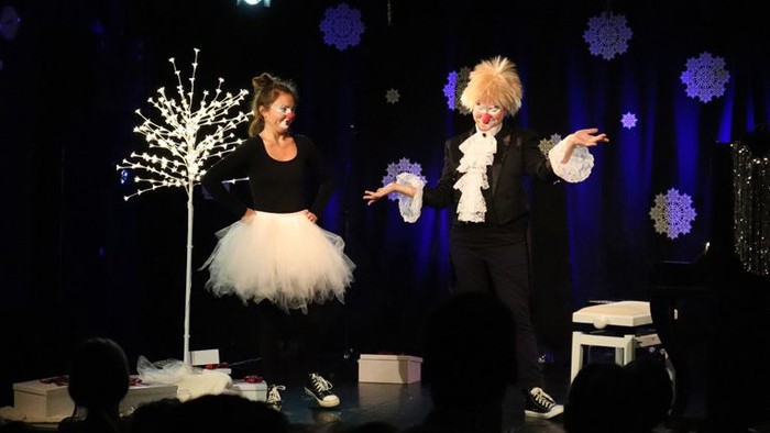 Zwei Künstler auf Bühne mit Weihnachtsdekoration