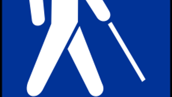 Weiße Figur auf blauem Hintergrund. Gehender Mensch mit Weißstock. Pictogramm.