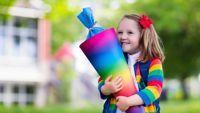 Mädchen mit bunter Schultüte