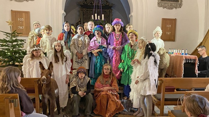 Udklædte børn spiller krybbespil i Brønshøj Kirke