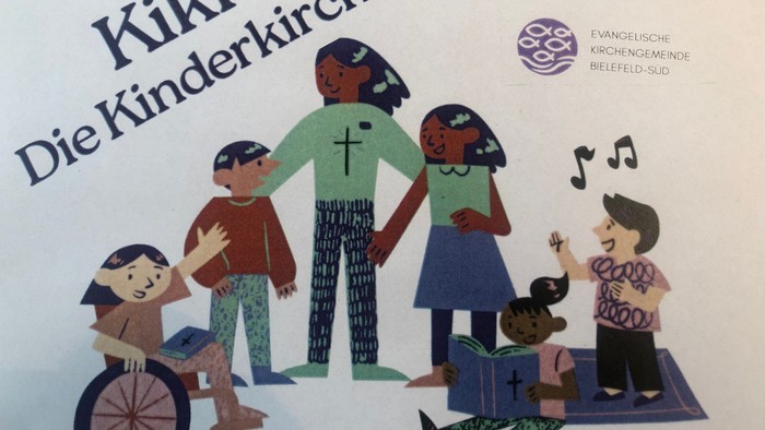 Bunte Illustration verschiedener Kinder und Erwachsener in einem einladenden Kirchenkinderprogramm namens „Kiki Die Kinderkirche“.
