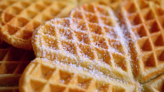 Frische Waffeln mit Puderzucker
