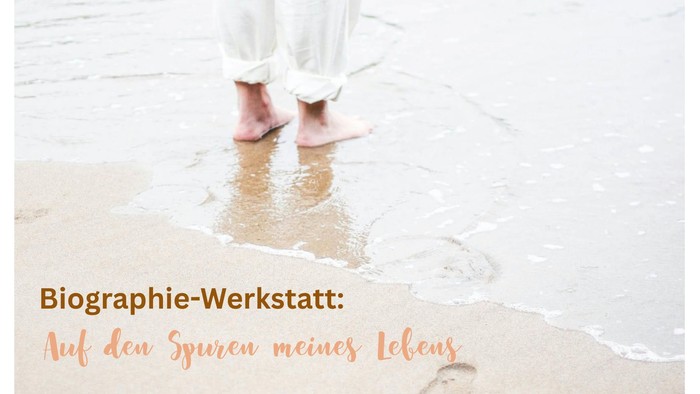 Eine Person hinterlässt Fußabdrücke im nassen Sand mit dem Text *„Biographie-Werkstatt: Auf den Spuren meines Lebens“* darunter.