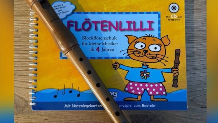 „Ein Blockflöten-Anfängerbuch mit einer Cartoon-Katze und einer Blockflöte, konzipiert für junge Musiker ab vier Jahren.“
