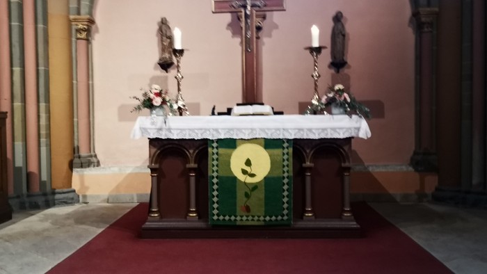 Das Bild zeigt den Altar in der Margaretenkirche mit grünem Antependium.