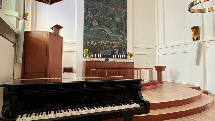En kirke med orgel og piano, lyset stråler ind gennem vinduerne