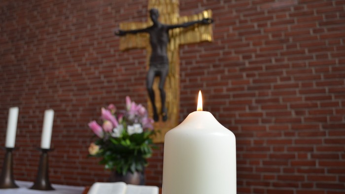 brennende Kerze vor Altar Martin-Luther-Kirche