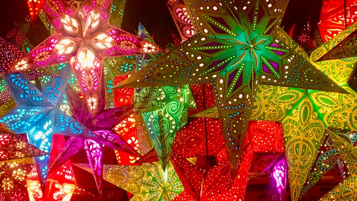 Bunt leuchtende Weihnachssterne.
