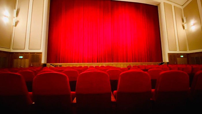 Kinosaal mit rotem Vorhang