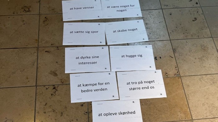 Kort med danske fraser lagt på gulvet