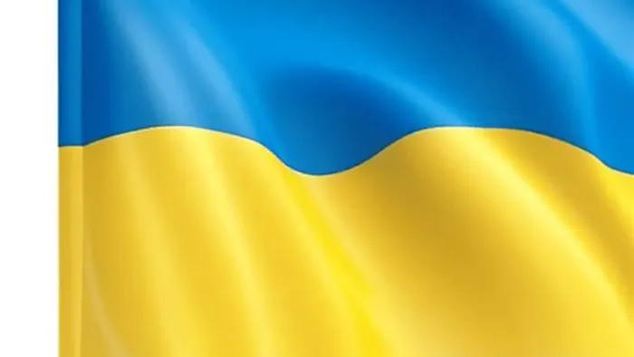 Ukraines flag med blå øvre og gul nedre halvdel, der vajer på en flagstang.