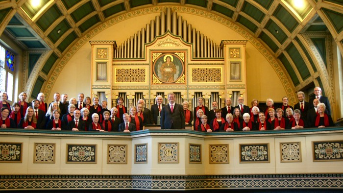 Ein großer Chor singt in einer prächtigen Kirche