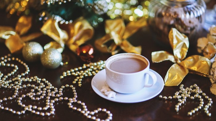 Weihnachtliche Dekoration mit Tasse Kaffee