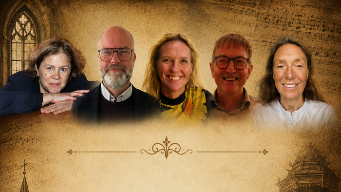 En gruppefoto med vintage-kirke og lysestage-illustrationer, der fremkalder en varm, festlig stemning.