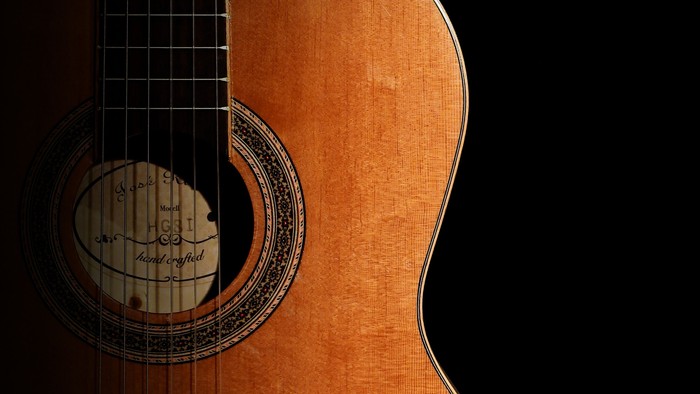Eine braune Gitarre mit einem kreisförmigen Einlegewerk auf dem Korpus