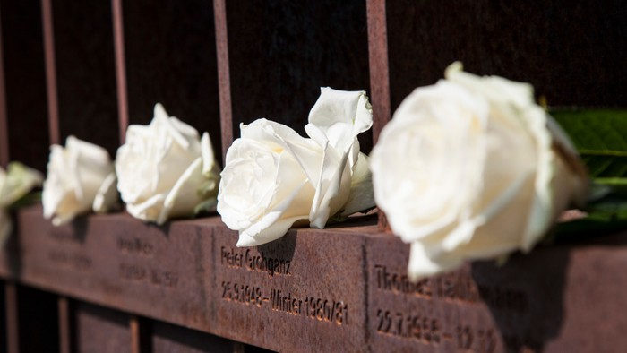 Weiße Rosen im Fenster des Gedenkens an die Todesopfer an der Berliner Mauer auf dem Areal der Gedenkstätte Berliner Mauer