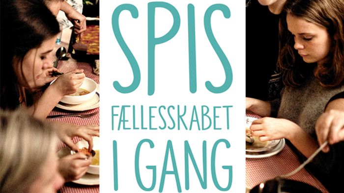 Mennesker, der deler et måltid sammen, mens teksten fremmer fællesspisning og samvær på dansk.