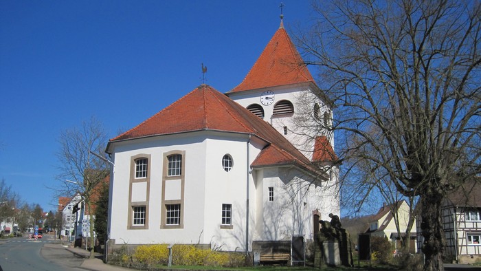Außenansicht der evangelischen Kirche in Bad Emstal‑Sand.