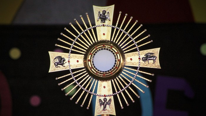 Goldener Kelch mit religiösen Symbolen und Bildern
