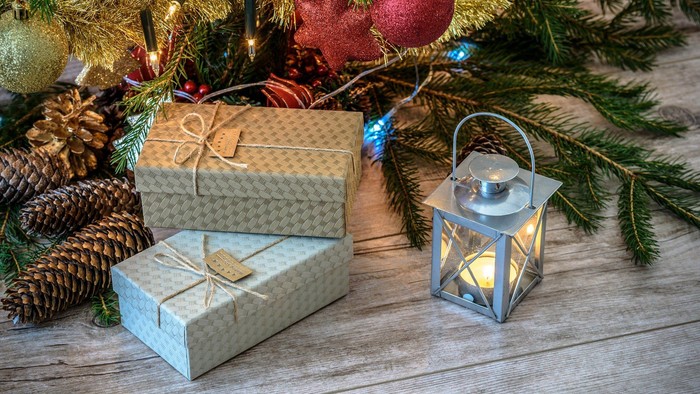 Weihnachtliche Szene mit Geschenken und Laterne