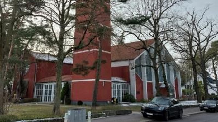 Ansicht der Kirche St. Karl Borromäus (Totale) inklusive des gesamten Glockenturms von der gegenüberliegenden Strassenseite
