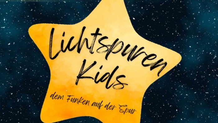 Lichtspurenkids Symbol. Ein Goldener Stern mit dem Schriftzug Lichtspurenkids. Dem Funken auf der Spur.
