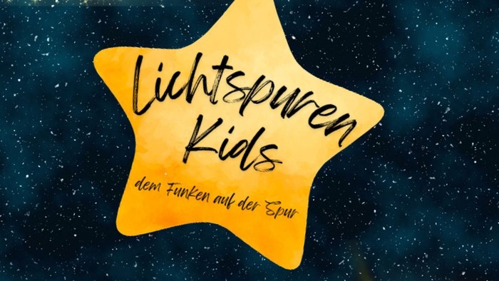 Lichtspurenkids Symbol. Ein Goldener Stern mit dem Schriftzug Lichtspurenkids. Dem Funken auf der Spur.