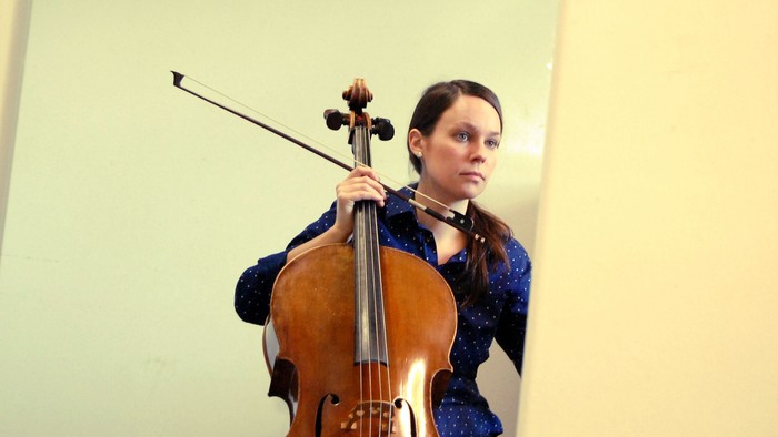 En kvinde spiller cello.